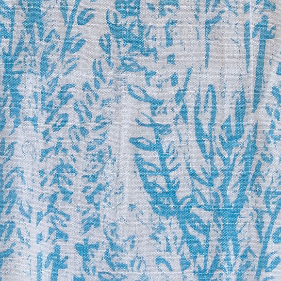 Laguna print in blue and white foliage. Featuring high-quality textile for a vibrant and elegant finish. 