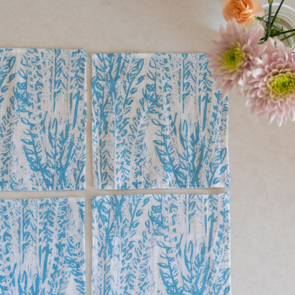 Set of four blue and white foliage patterned napkins from the Laguna collection. 